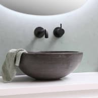 чашка кави на підвіконні