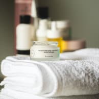 чашка кави на підвіконні